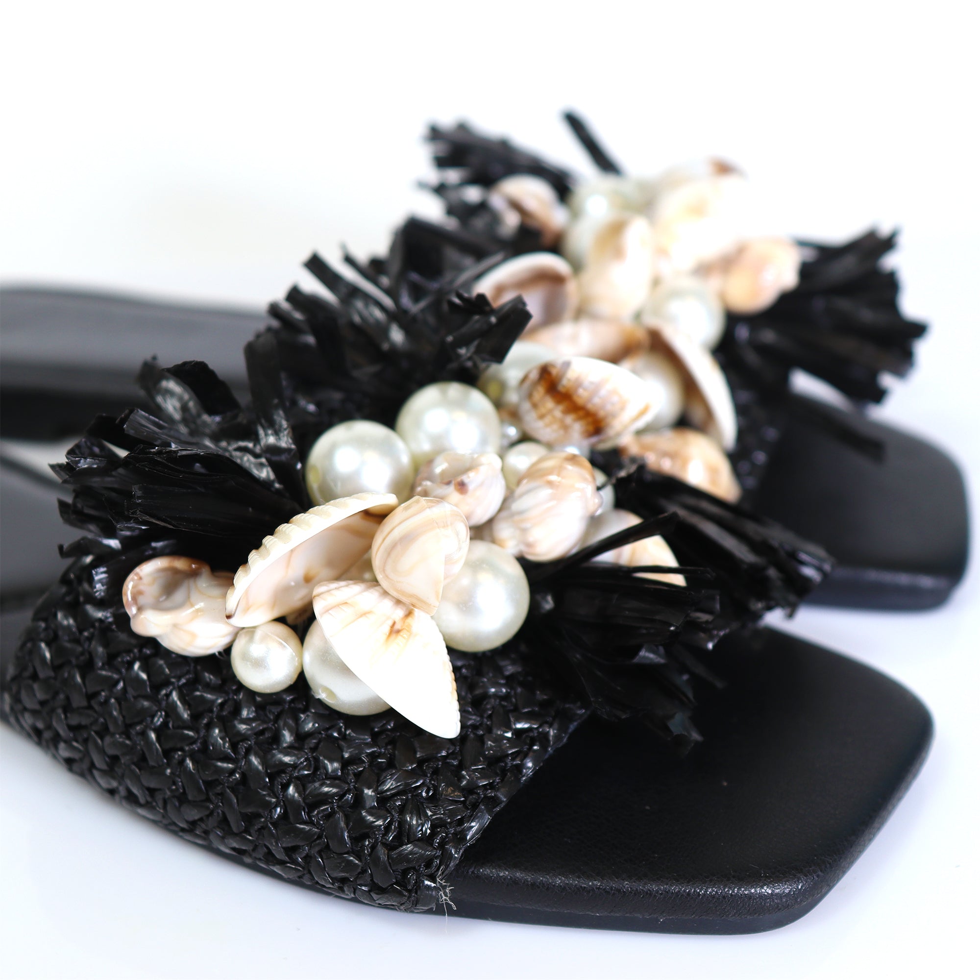 LEXI BEACHY RAFFIA SEA SHELL PEARL W/FLAT SANDAL BLACK