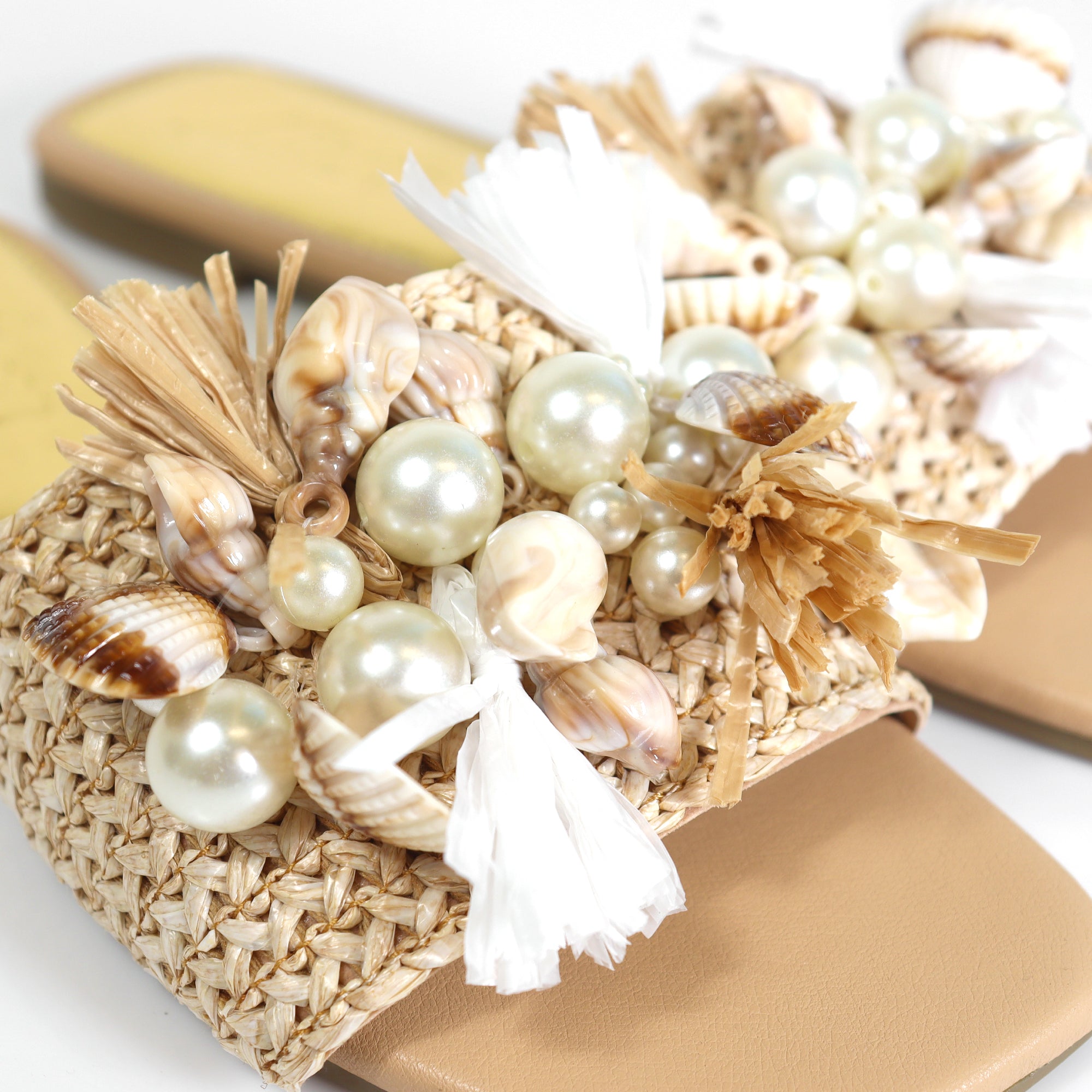 LEXI BEACHY RAFFIA SEA SHELL PEARL W/FLAT SANDAL NATURAL