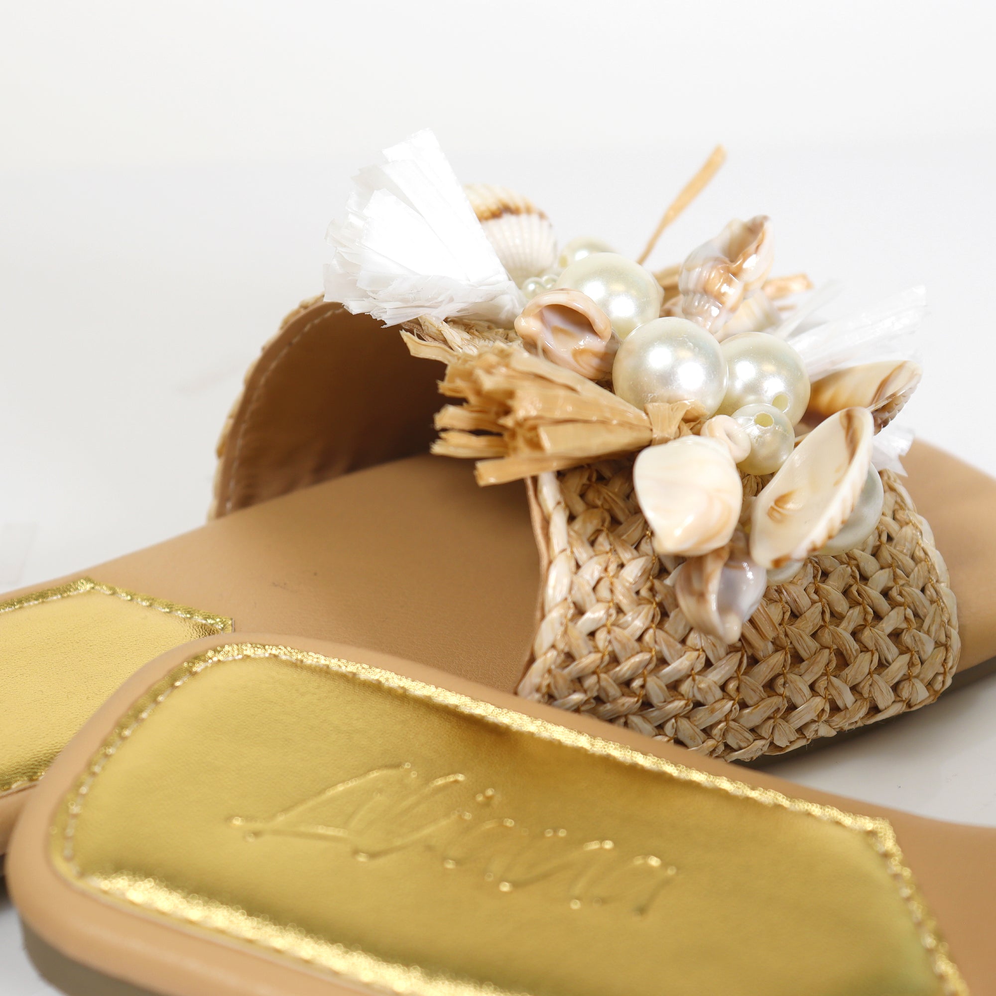 LEXI BEACHY RAFFIA SEA SHELL PEARL W/FLAT SANDAL NATURAL