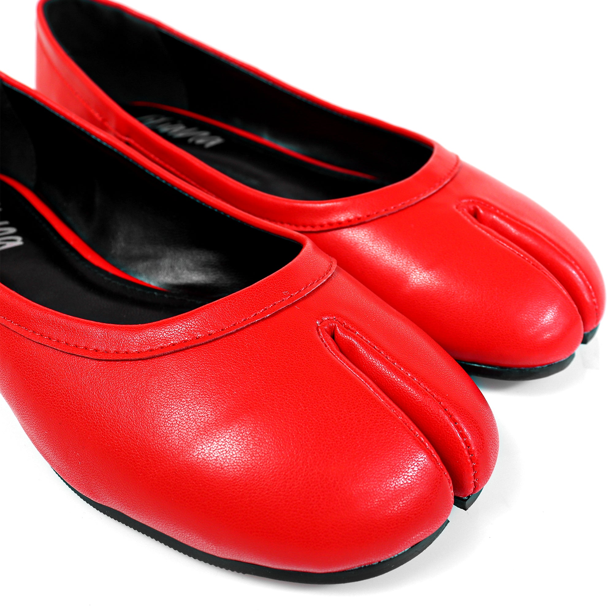 MAHOMES-2 TABI CAMEL SPLIT TOE FLAT RED