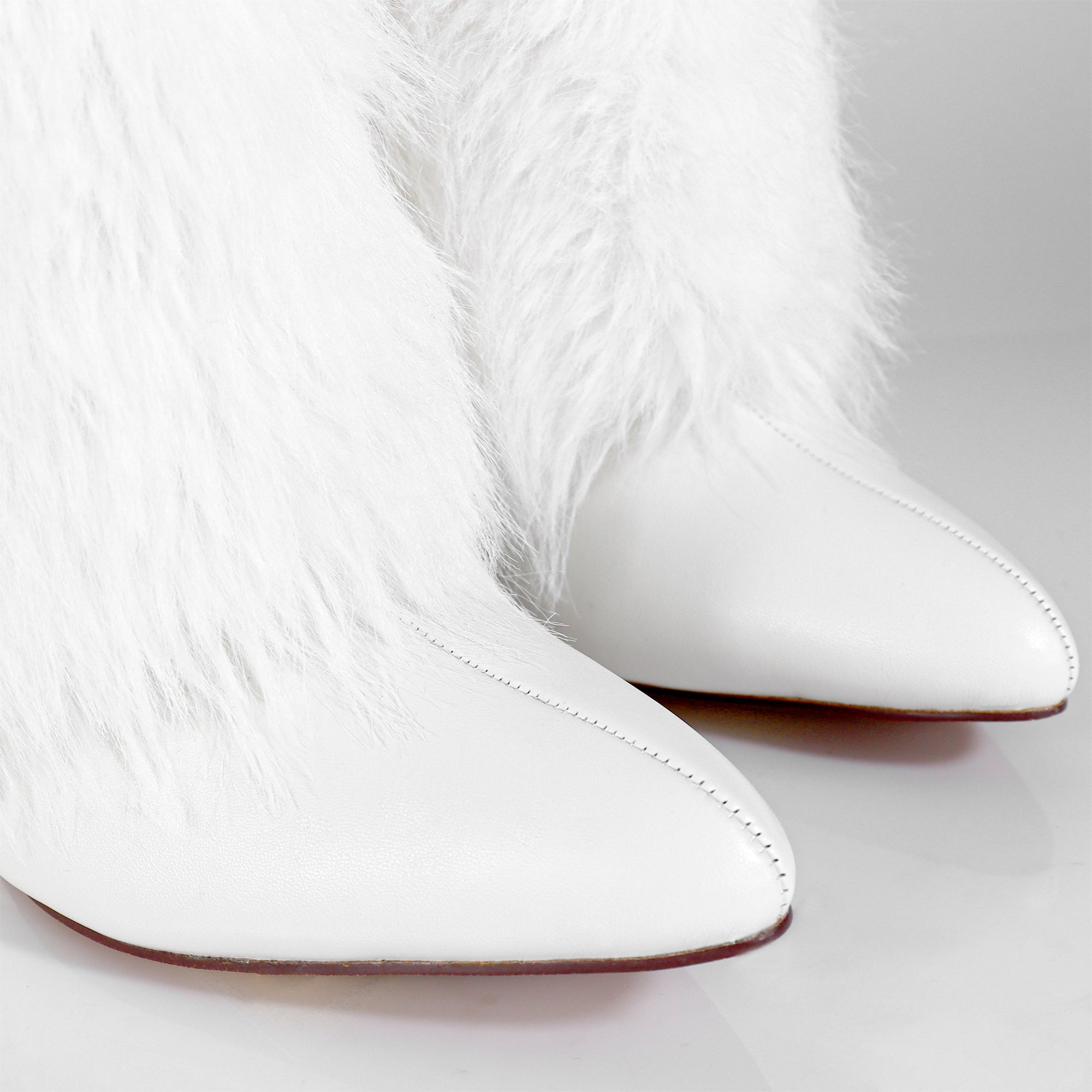 MUTTO-3 FUR FOLD OVER W/BUCKLE DRAPE WEDGE BOOTIE WHITE