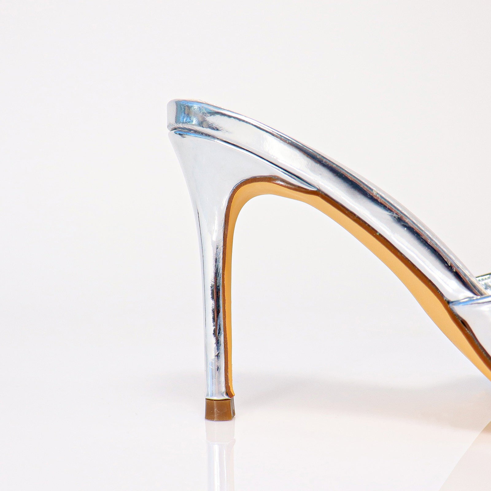 SILLA-9 POINTED TOE MID HEEL PUMP WITH BUCKLE-SILVER