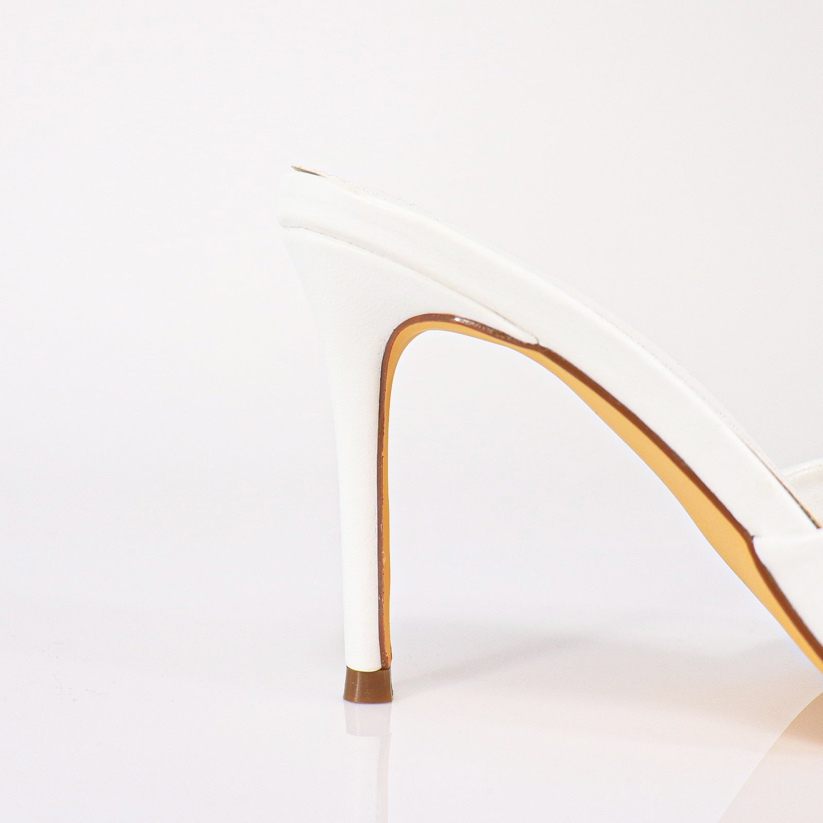 SILLA-9 POINTED TOE MID HEEL PUMP WITH BUCKLE-WHITE